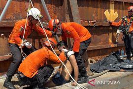 SAR Jambi evakuasi tiga pekerja keracunan dalam kapal tongkang