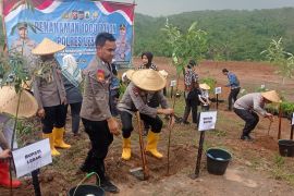 Kapolda ajak warga Banten gemar tanam pohon untuk jaga kelestarian