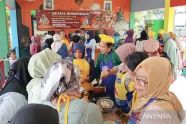 Pemkot Jaktim latih warga mengolah makanan beku sebagai peluang usaha