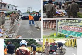 Satpol PP dan DLH Barsel ajak masyarakat tetap tertib dalam membuang sampah