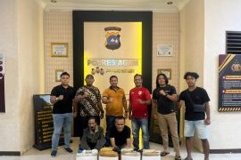 Polres Agam amankan pedagang beserta 35 liter minuman keras