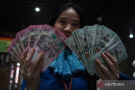 Ekonom: Kurs rupiah hari ini melemah seiring ketidakpastian kebijakan