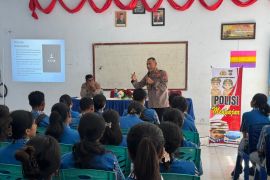 Polisi mengajar masuk sekolah di Tanimbar perkuat kesadaran hukum