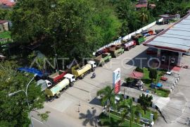 Antrean kendaraan mengisi BBM di Padang