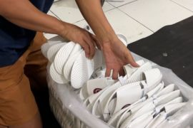 Lapas Padang produksi 7.000 sandal dalam program pembinaan narapidana