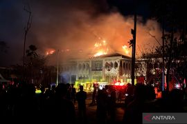 Kantor Bupati Bulungan Terbakar, Petugas Damkar Terkena Pecahan Kaca