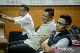 Tiga terdakwa gratifikasi DPRD NTB diusulkan berhenti sementara