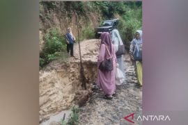 Jalan menuju Desa Barnang Koling di Tapsel nyaris putus akibat longsor