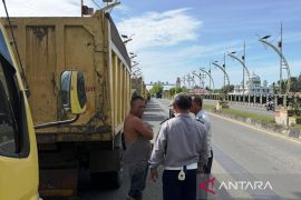 Pemkab Aceh Barat tertibkan antrean truk isi BBM di atas jembatan