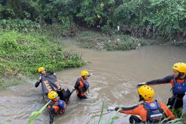 Tim SAR temukan jasad bocah terbawa arus parit permukiman warga