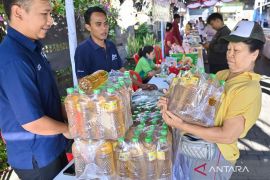 Warga serbu bazar pangan jelang Idul Adha 1447 H di Denpasar
