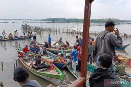 BBWS Cilicis keruk lumpur Muara Kali Ciherang