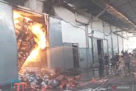 Hari keempat, kebakaran gudang plastik di Cengkareng tak kunjung padam