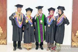 Doktor Administrasi Pendidikan lulusan terbaik IPK sempurna di Wisuda ke-130 ULM