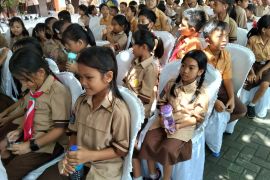Disdik Mataram mengingatkan sekolah tak beratkan orang tua uang perpisahan