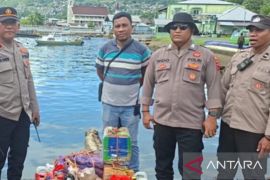 Polisi sita 170 liter minuman keras ilegal dari kapal di Ambon