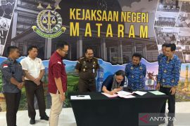 Kejari Mataram serahkan sertifikat lahan LCC ke BUMD Lombok Barat