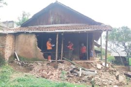 BPBD Garut turunkan petugas atasi rumah ambruk imbas cuaca ekstrem