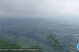 Gunung Semeru erupsi disertai luncuran awan panas