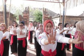Pemkot kenalkan pendet dan gebogan kepada delegasi APEKSI