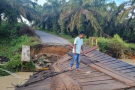 Jembatan darurat di Bandar Tarutung amblas dihantam banjir, akses warga terganggu