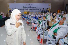 Khofifah berpesan jamaah haji jaga kesehatan dan kekhusyukan