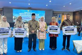 Gubernur serahkan beasiswa Sultra Cerdas Rp1,8 miliar bagi 150 mahasiswa
