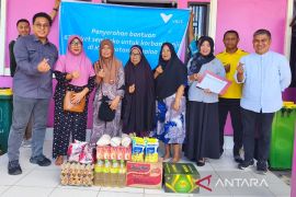 PT Vale salurkan bantuan sembako bagi korban banjir di Desa Totobo Kolaka
