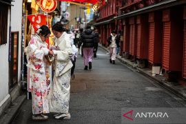 Kedatangan wisatawan dari China daratan ke Jepang turun 56,8 persen