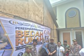 Senyum sumringah Yani, buruh cuci penerima CSR Harrosa Darma Nusantara