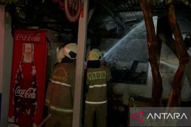Warung di Satpas SIM Cengkareng Jakbar terbakar