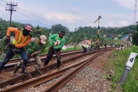 KAI Daop 2 ganti 2.800 meter rel guna amankan jalur ekstrem Lebakjero-Cibatu