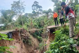 Jalan penghubung Desa Sipatuhu OKU Selatan putus akibat longsor