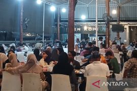 Warga Banda Aceh penuhi warkop saat saat listrik padam total