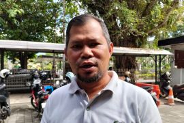 Satpol PP Mataram menertibkan pedagang hewan kurban jualan di trotoar