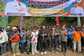 Bupati resmikan jalan ke Desa Tempur atasi longsor jalur utama