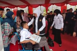 Khofifah salurkan bantuan sosial untuk warga Kediri