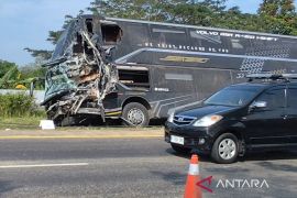 Innalilahi, satu orang tewas dalan kecelakaan bus tabrak truk di Tol Cipali Cirebon