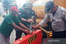 Dishub Aceh Barat tempatkan pembatas cegah antrean truk isi BBM