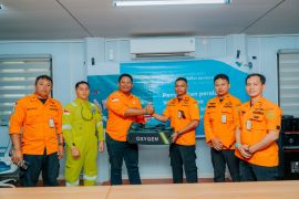 PT Vale serahkan bantuan alat penyelamatan air ke Pos SAR Kolaka