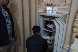 Kejari Karawang geledah dan segel kantor pengembang perumahan