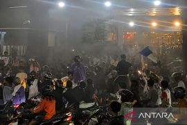 Ribuan bobotoh padati jalan tengah kota Karawang rayakan Persib juara lagi
