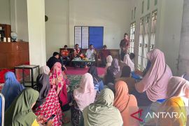 Puluhan warga tidak mampu di Bangka peroleh bansos paket sembako