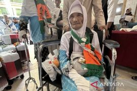 Dari jual bubur, nenek 105 tahun asal Kediri tiba di tanah suci