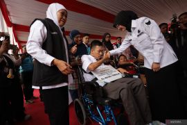 Gubernur Jatim salurkan bansos di Kota Kediri
