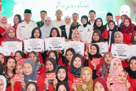Khofifah: Bansos bentuk kepedulian pada masyarakat rentan
