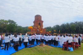 Ratusan Umat Buddha rayakan waisak di Candi Bahal I, Polisi lakukan pengamanan