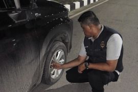 Dishub Kendari gembosi ban kendaraan parkir liar di Eks MTQ