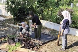 Pegawai Sekretariat DPRD Balangan rutin bersihkan areal perkantoran