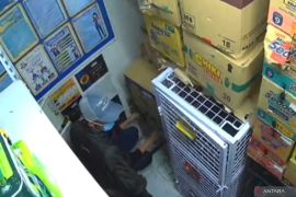 Dua perampok bersenjata gasak Rp20 juta dari minimarket di Duren Sawit